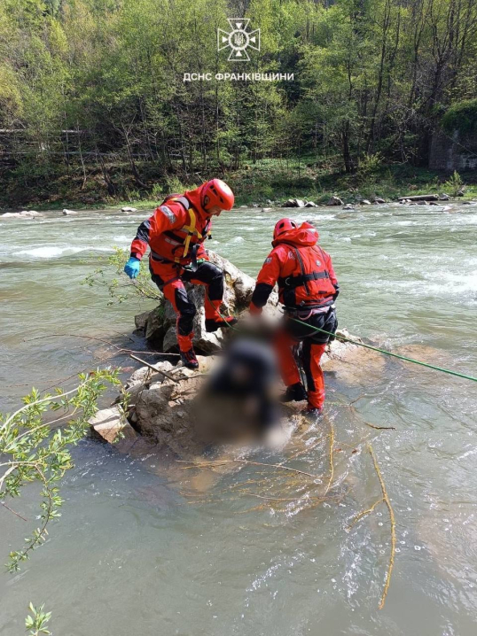 На Івано-Франківщині рятувальники витягнули з води двох потопельників