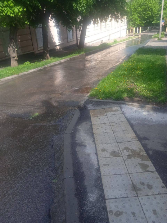 З вулиці Аксенина до парку Шевченка тече ріка з каналізації
