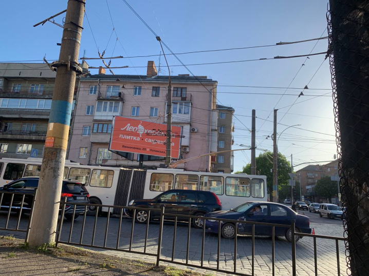 У Чернівцях на вулиці Головній тролейбус потрапив у ДТП