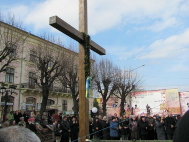 Куди зник хрест з Центральної площі Чернівців? У міськраді дали відповідь