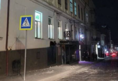 Великий шмат фасаду історичного будинку відвалився на тротуар на Заньковецької у Чернівцях