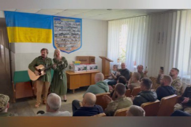Співаки Бужинська і Грицкан відвідали захисників у Чернівецькому госпіталі