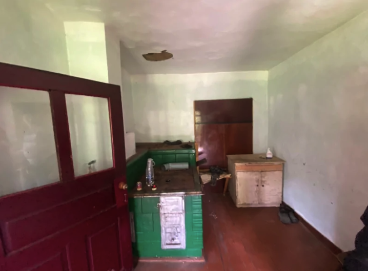 Подружжя з Чернівців покинуту хату-мазанку перетворили у сучасне помешкання Подружжя з Чернівців покинуту хату-мазанку перетворили у сучасне помешкання