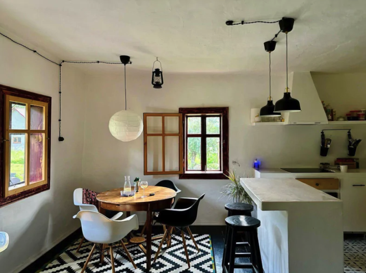 Подружжя з Чернівців покинуту хату-мазанку перетворили у сучасне помешкання Подружжя з Чернівців покинуту хату-мазанку перетворили у сучасне помешкання