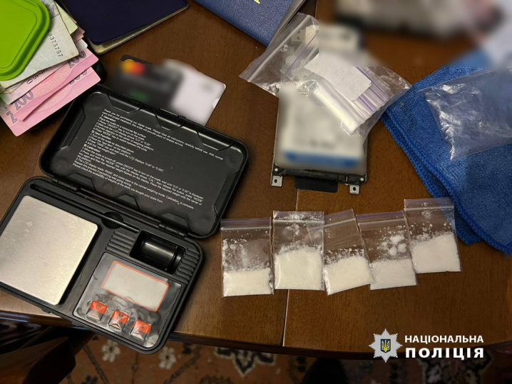 У Чернівцях затримали групу наркодилерів з «товаром» на 600 тис. грн У Чернівцях затримали групу наркодилерів з «товаром» на 600 тис. грн