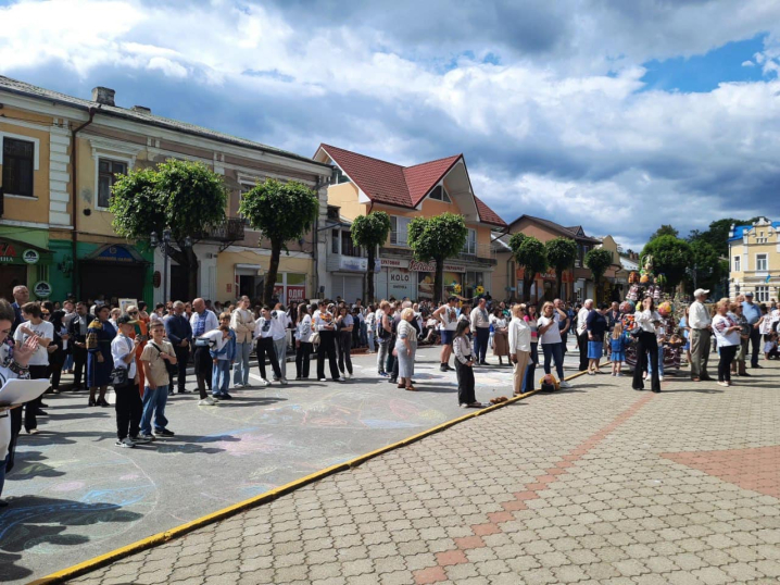 Робили листівки для воїнів та писали писанки: у Вижниці відбувся благодійний захід