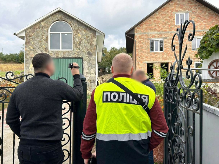 Підробляли й продавали документи на сільгосптехніку: на Буковині викрили групу шахраїв Підробляли й продавали документи на сільгосптехніку: на Буковині викрили групу шахраїв