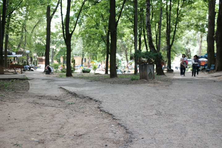 У парку Жовтневому в Чернівцях планують відремонтувати частину доріжок