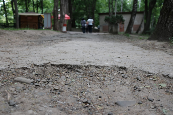 У парку Жовтневому в Чернівцях планують відремонтувати частину доріжок