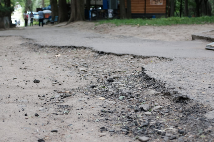 У парку Жовтневому в Чернівцях планують відремонтувати частину доріжок