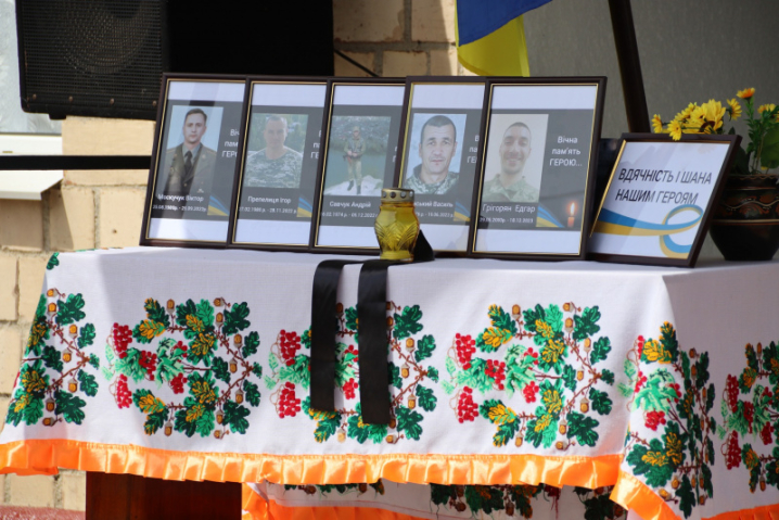 У громаді на Буковині встановили меморіальні дошки п'ятьом загиблим Героям
