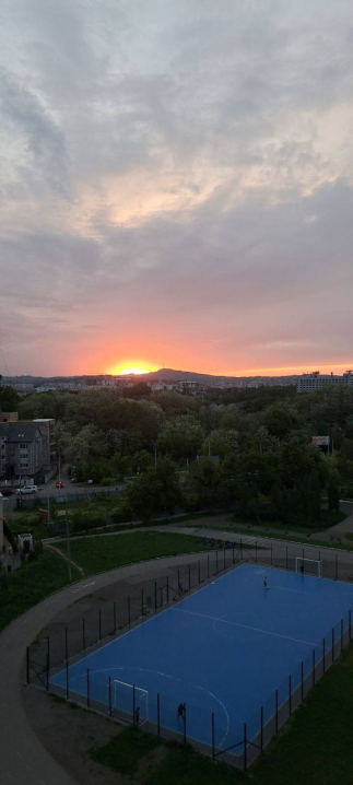 Жителі Чернівців діляться фото вогняного заходу сонця