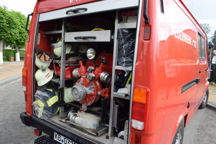 Доброчинці з Німеччини передали пожежну машину для Сокирянської громади