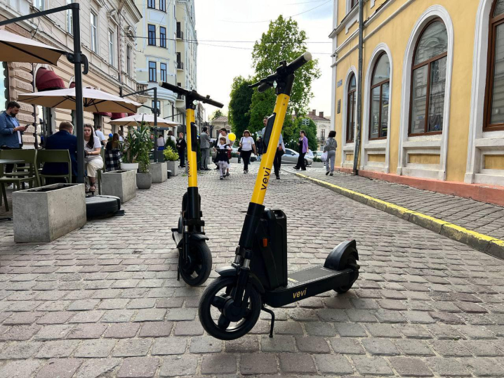 Відсьогодні на вулицях Чернівців з’являться нові електросамокати Відсьогодні на вулицях Чернівців з’являться нові електросамокати