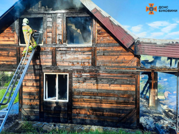 У громаді на Буковині спалахнув дерев'яний житловий будинок У громаді на Буковині спалахнув дерев'яний житловий будинок