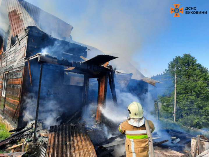 У громаді на Буковині спалахнув дерев'яний житловий будинок У громаді на Буковині спалахнув дерев'яний житловий будинок