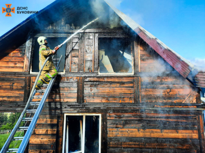 У громаді на Буковині спалахнув дерев'яний житловий будинок У громаді на Буковині спалахнув дерев'яний житловий будинок