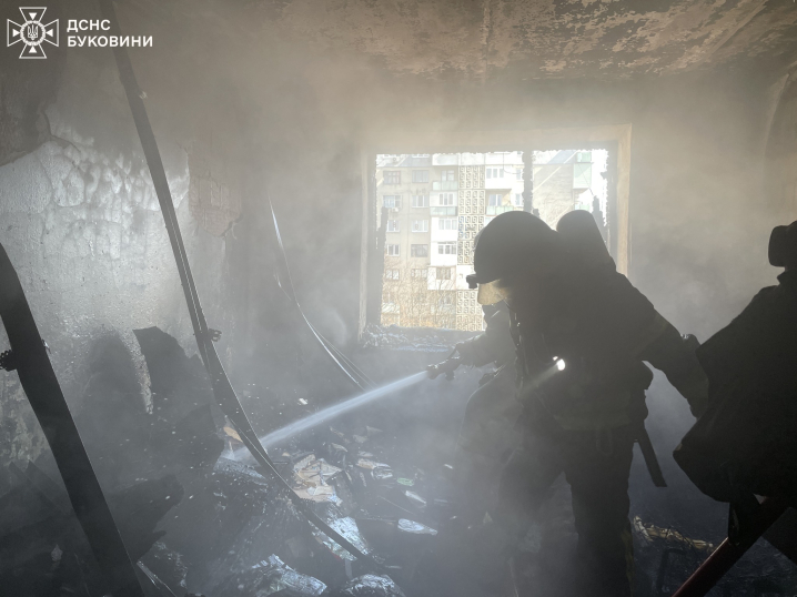 У Чернівцях через необережне паління ледь не загинула жінка: рятувальники вчасно допомогли