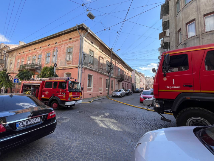 У центрі Чернівців загорілася квартира: працюють рятувальники