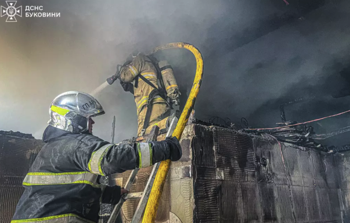 У Чагрі пожежники увійшли в палаючий будинок та врятували його від знищення