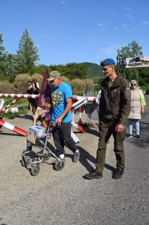 Буковинець Валерій Манарха пішим марафоном зібрав 300 тисяч для військових