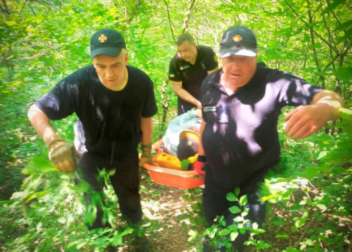 У Чернівцях рятувальники витягли з лісу чоловіка, який сильно травмувався на прогулянці