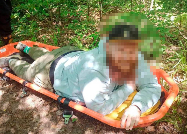 У Чернівцях рятувальники витягли з лісу чоловіка, який сильно травмувався на прогулянці