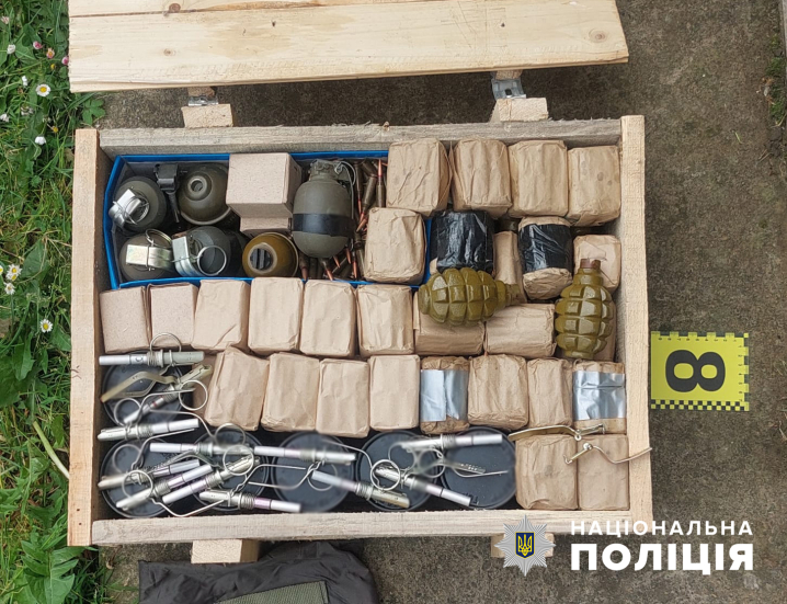 У жителя Горошівців удома знайшли цілий арсенал зброї та боєприпасів