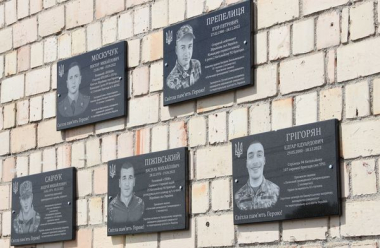 У громаді на Буковині встановили меморіальні дошки п'ятьом загиблим Героям