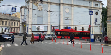 У Чернівцях з перехрестя Університетської-Бандери зникли обмежувальні стовпчики