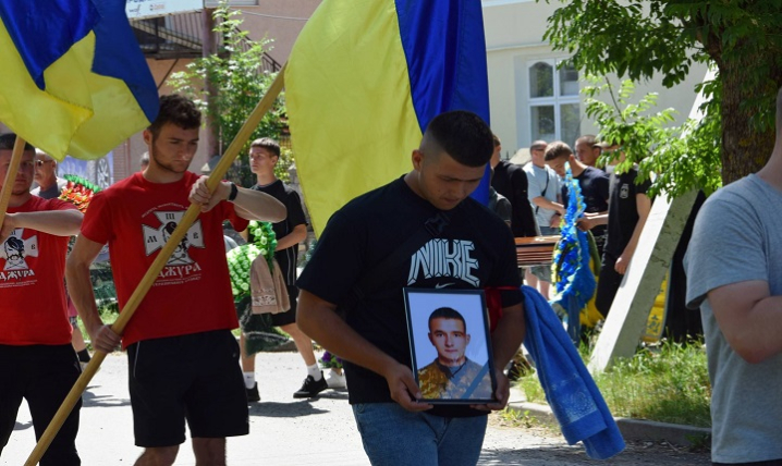 Онкологія забрала життя: у Хотині провели в останній шлях 20-річного захисника