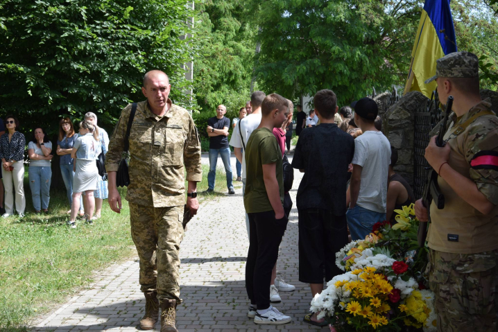 Онкологія забрала життя: у Хотині провели в останній шлях 20-річного захисника