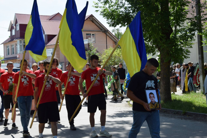 Онкологія забрала життя: у Хотині провели в останній шлях 20-річного захисника