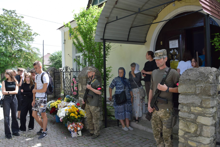 Онкологія забрала життя: у Хотині провели в останній шлях 20-річного захисника