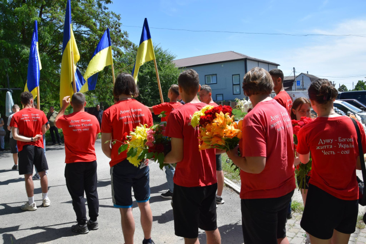 Онкологія забрала життя: у Хотині провели в останній шлях 20-річного захисника