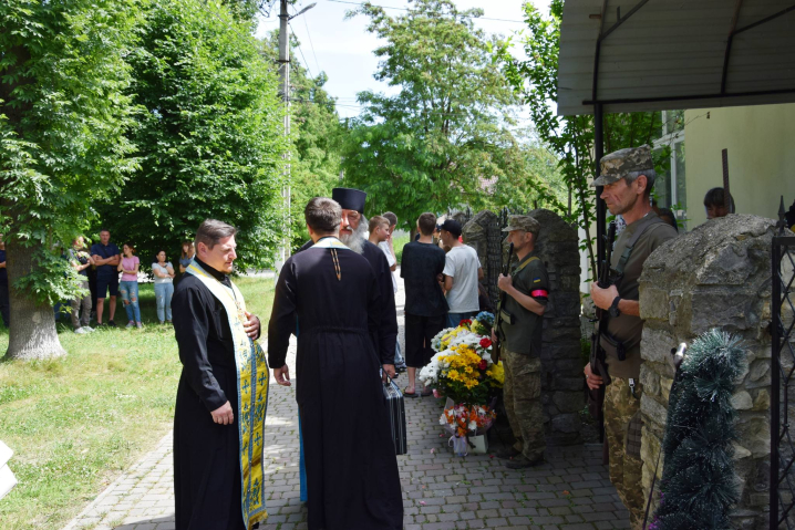 Онкологія забрала життя: у Хотині провели в останній шлях 20-річного захисника