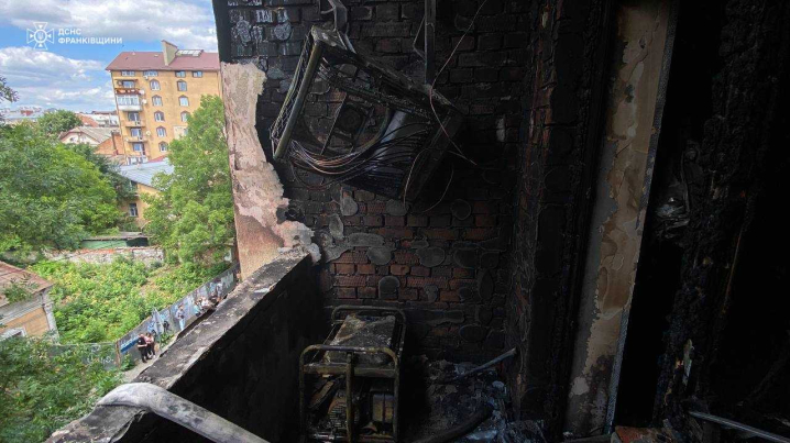 В Івано-Франківську на балконі багатоповерхівки вибухнув генератор, вогонь охопив офіси та квартири