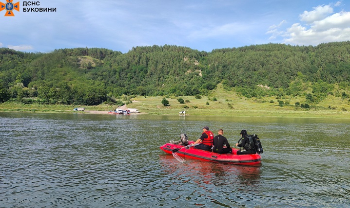 Потонув на озері: у Кіцмані рятувальники дістали з водойми тіло чоловіка