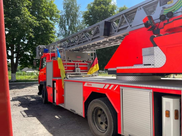 Пожежники з Німеччини передали дві спецмашини громаді на Буковині