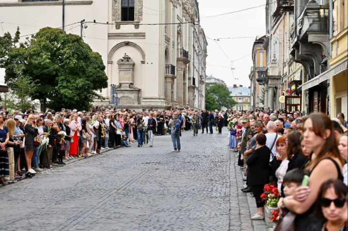 У Львові почалося прощання з Іриною Фаріон, прийшли сотні людей