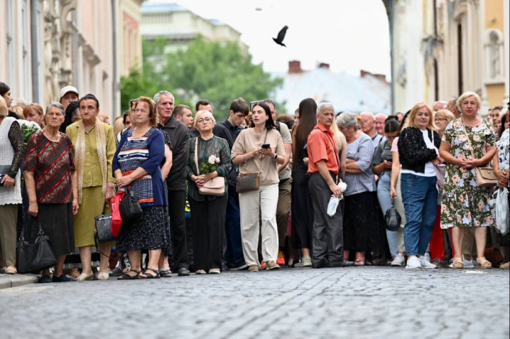 У Львові почалося прощання з Іриною Фаріон, прийшли сотні людей