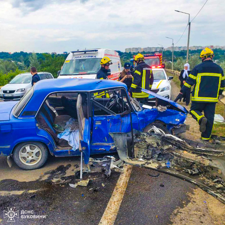 Потрійна ДТП під Чернівцями: одного із водії вирізали із потрощеного авто