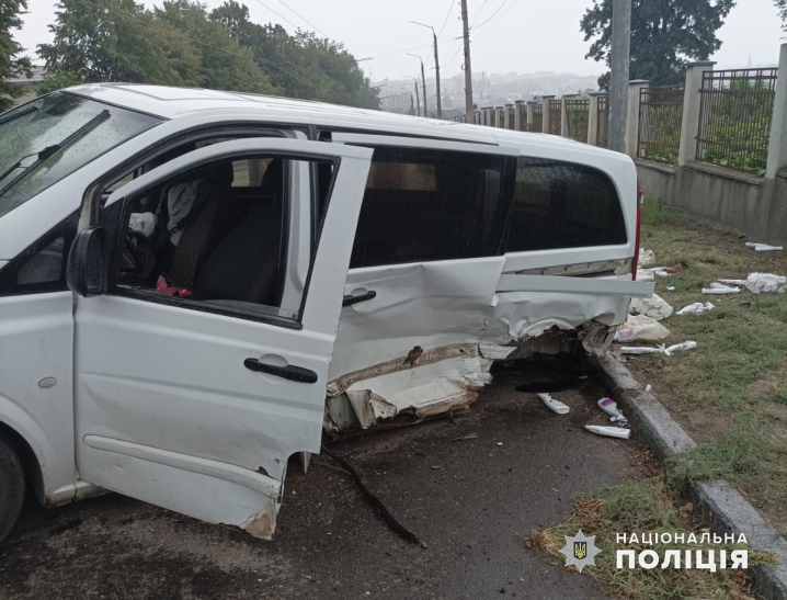 У Чернівцях водій «Nissan» вилетів на зустрічну та протаранив мікроавтобус і тролейбус