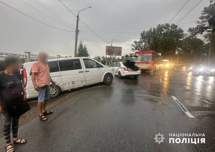 У Чернівцях водій «Nissan» вилетів на зустрічну та протаранив мікроавтобус і тролейбус