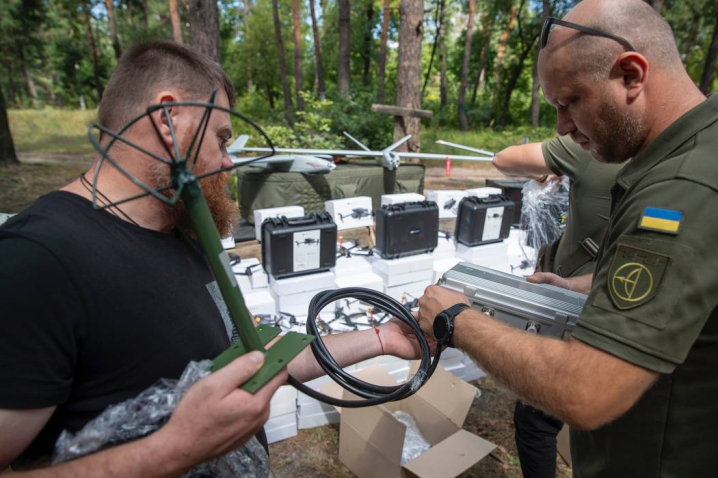 Віталій Кличко передав бригаді ТрО Києва 1200 різних дронів та 60 автомобільних систем РЕБ