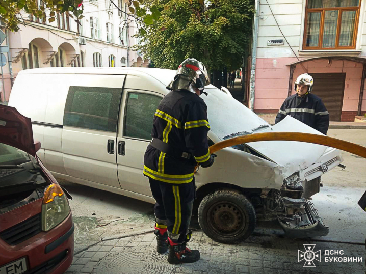 У Чернівцях та Кельменцях горіли автівки