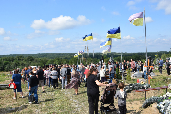 У Хотині попрощалися з військовим Юрієм Петровським, який загинув на курському напрямку