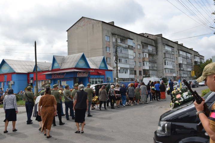 У Хотині попрощалися з військовим Юрієм Петровським, який загинув на курському напрямку