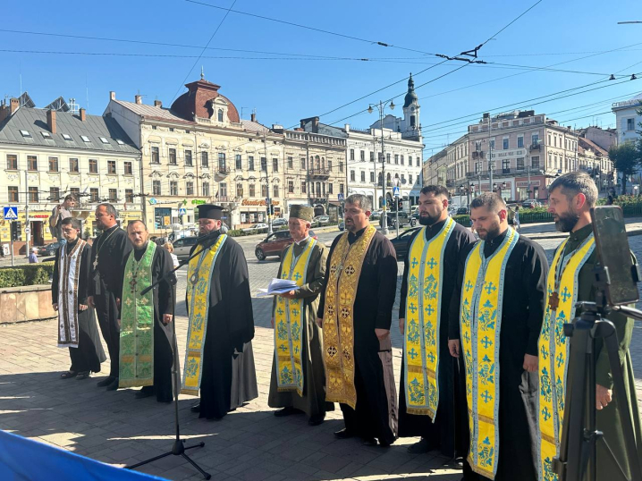 У Чернівцях єпископ та отці помолилися за полонених та зниклих безвісти захисників