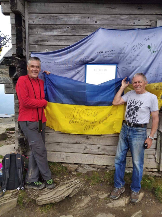 84-річний чернівчанин піднявся на Петрос, щоб вшанувати пам'ять сина і усіх загиблих героїв